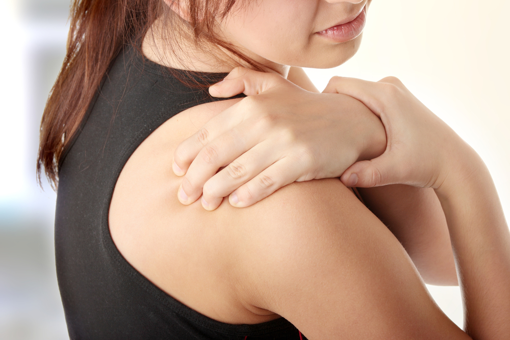Боль в плечевом суставе: симптомы, лечение, причины, дискомфорт при поднятии руки