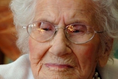 Пожилая женщина