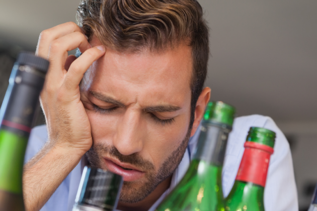 Болит голова после алкоголя, что делать?