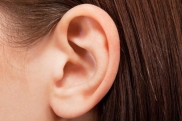Почему болят мочки ушей